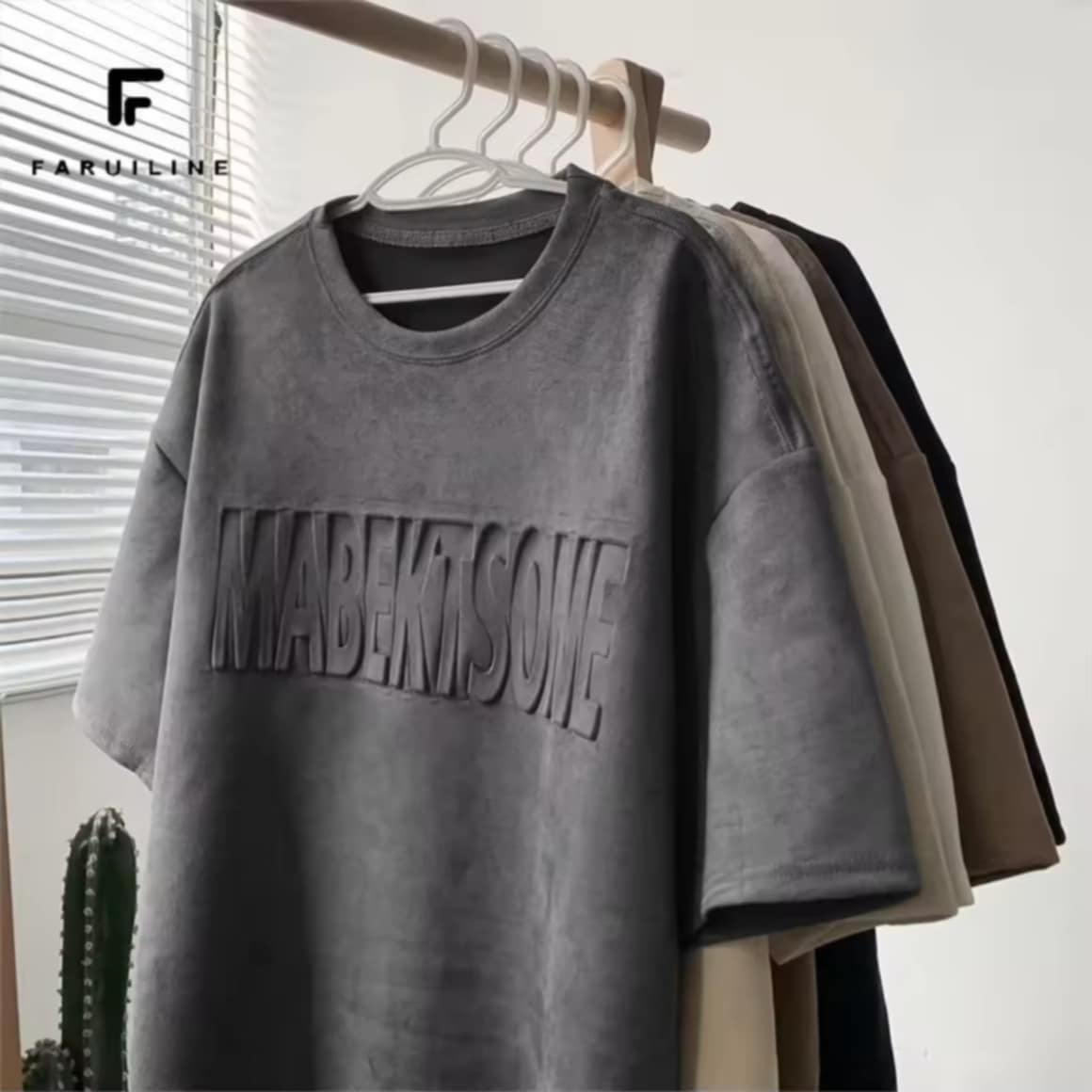 FARUILINE STORE ເສື້ອຢືດຜ້າຫນັງນຸ່ມ ທຣົງຫຼວມ ສະໄຕລ໌ອາເມຣິກາຍ້ອນຍຸກ ແຟຊັ່ນສໍາລັບຜູ້ຊາຍ ເທ່ ແລະ ໃສ່ສະດວກ.