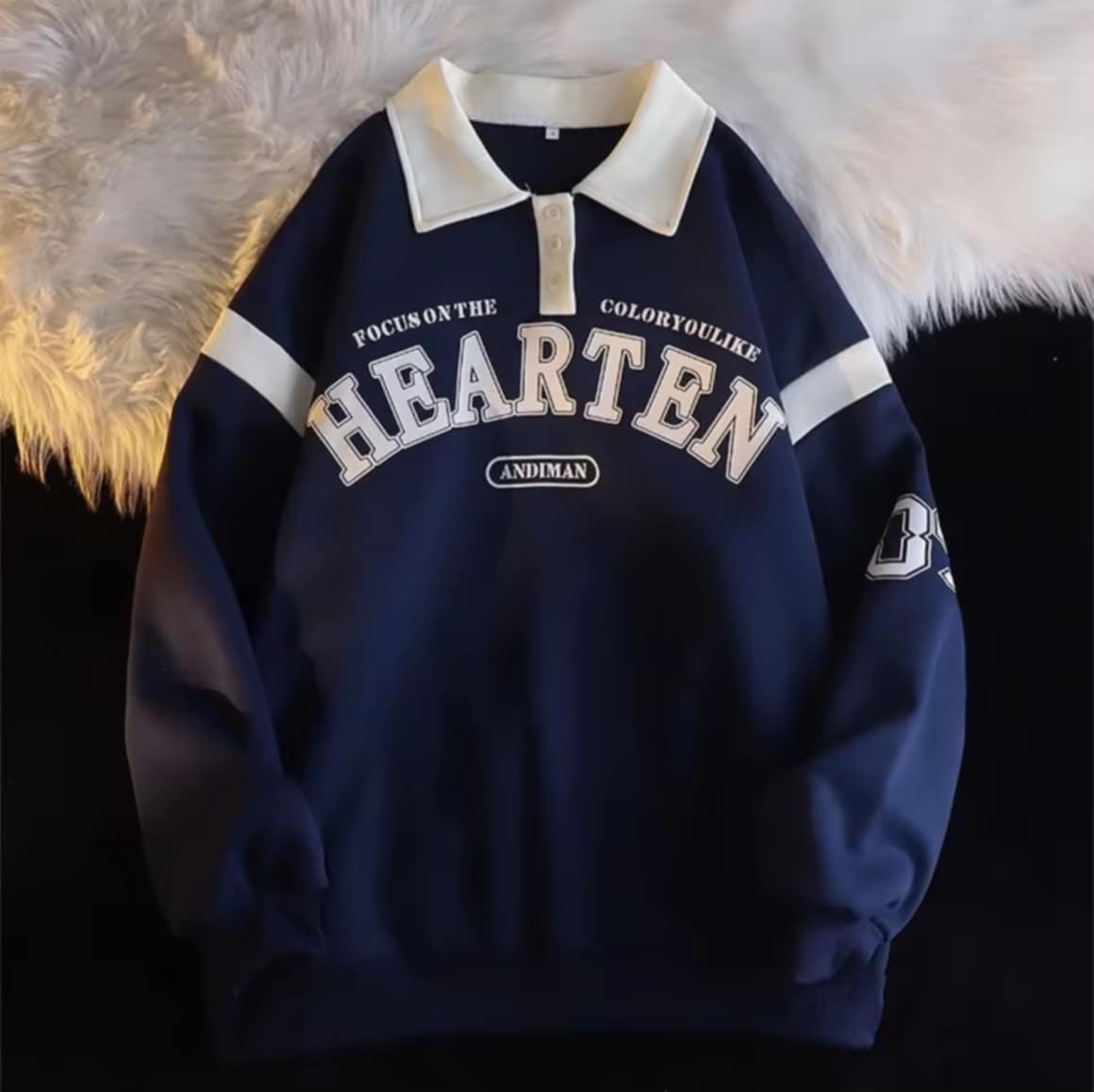 ເສື້ອແຂນຍາວແບບເກົາຫຼີ ຄໍປົກໂປໂລ ພິມລາຍໜ້າແລະແຂນ ເນື້ອຜ້າຄອດຕອນ ບໍ່ຫນາ ບໍ່ບາງ ໃສ່ໄດ້ທັງຜູ້ຊາຍ ແລະຜູ້ຍິງ