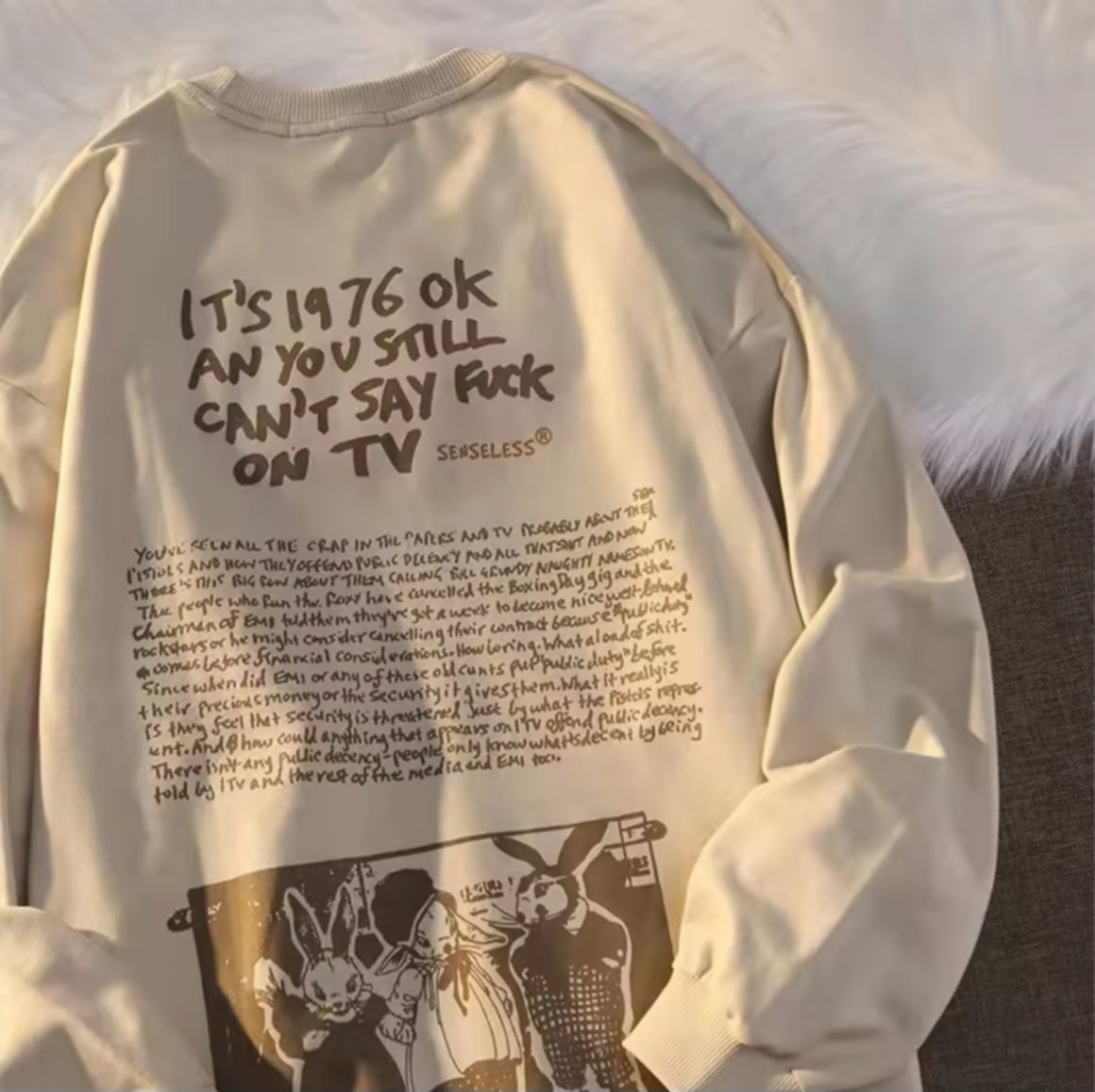 ເສື້ອກັນໜາວແຂນຍາວຜູ້ຍິງ ສະໄຕລ໌ຢູໂຣບ–ອາເມຣິກາ ລາຍກາຕູນແບບວິນເທດ ພິມຕົວອັກສອນ  ຄໍມົນ.