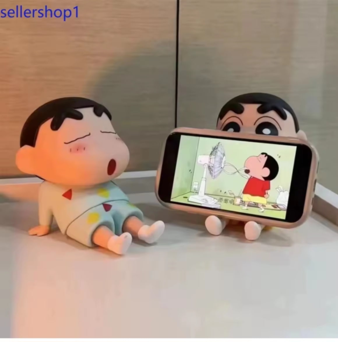 ຂາຕັ້ງໂທລະສັບ Shinnosuke / Shin-chan  ທີ່ຕັ້ງໂທລະສັບຮູບແບບ Shinnosuke (Crayon Shin-chan)  ແບບຟິກເກີ Shinnosuke ນ່າຮັກ  ຕຸກຕາໜ້າລົດ ສໍາລັບວາງມືຖື