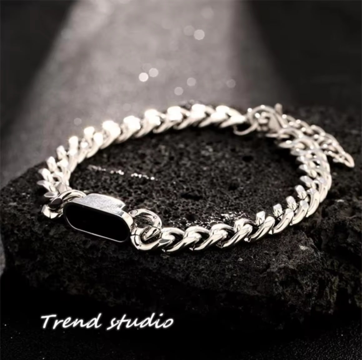 ສ້ອຍຂໍ້ມືສາຍຄູ່ທີ່ເກ໋  ຈັບຄູ່ກັບ ຈີ້ໄມ້ກາງເຂນ  ວັດສະດຸ: ເຫຼັກໄທເທນຽມ, ຈະບໍ່ຊີດຈາງ  ໜຶ່ງໃນ ຄອນເລັກຊັນສ້ອຍຂໍ້ມືແບບເກົາຫຼີແຟຊັ່ນ