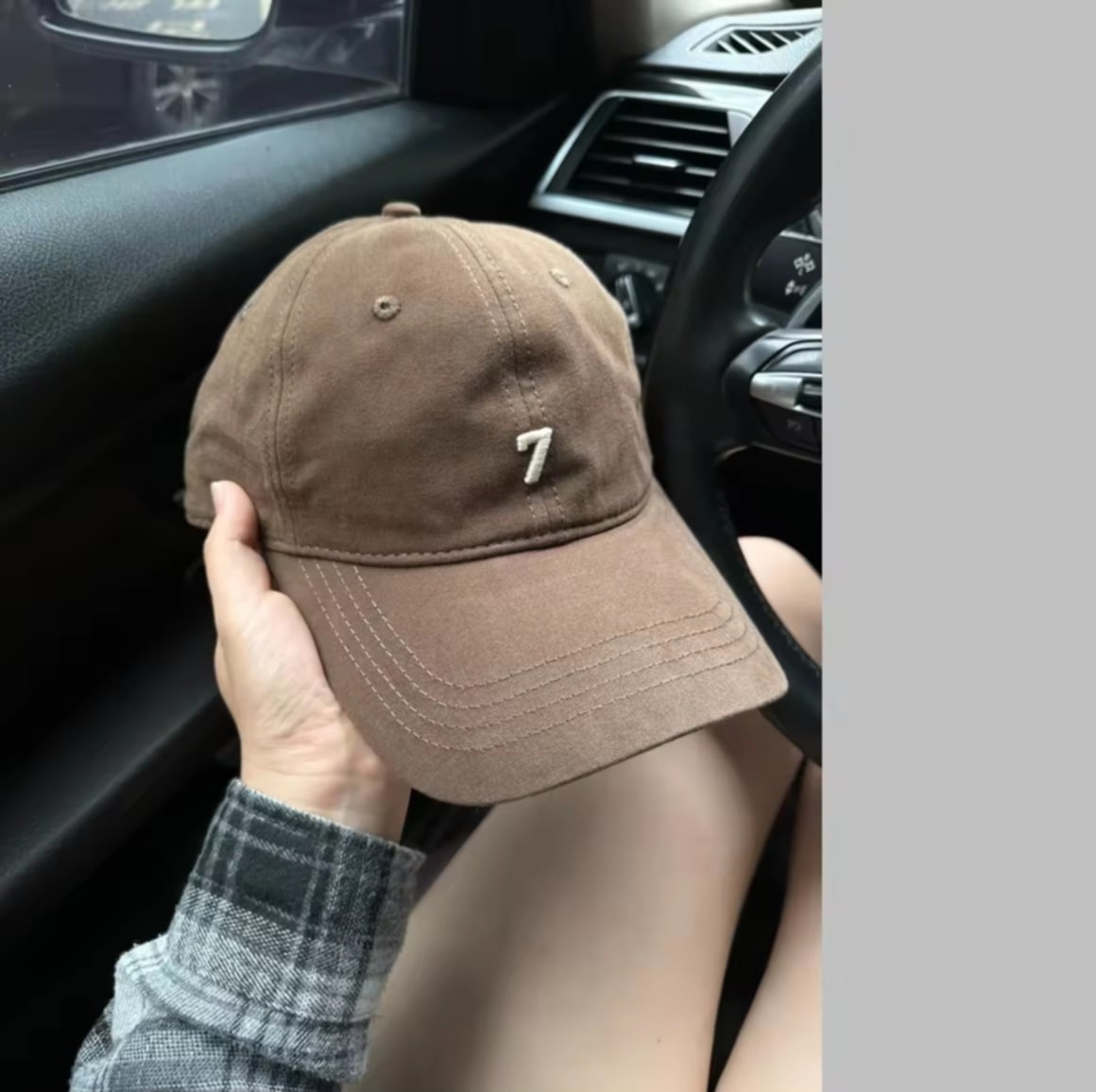 Fashion Hat – ໝວກແກັບປັກອັກສອນ 7 ມີ ມິນິມໍສຸດໆ,ທົງງາມ ຜ້າຄອສຕ້ອນ ໃສ່ສະບາຍ