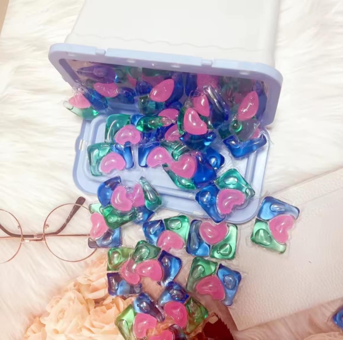 ເຈວຊັກເສື້ອ 50 ເມັດ  ເມັດຊັກເສື້ອ, ລູກບີດຊັກເສື້ອ ປະກອບກັນກັບນ້ຳຍາຊັກເສື້ອ, ເມັດບີດຊັກເສື້ອ, ນ້ຳຍາປັບເສື້ອໃຫ້ສະອາດ ແລະ ຫອມຫວານຫຼາຍ.