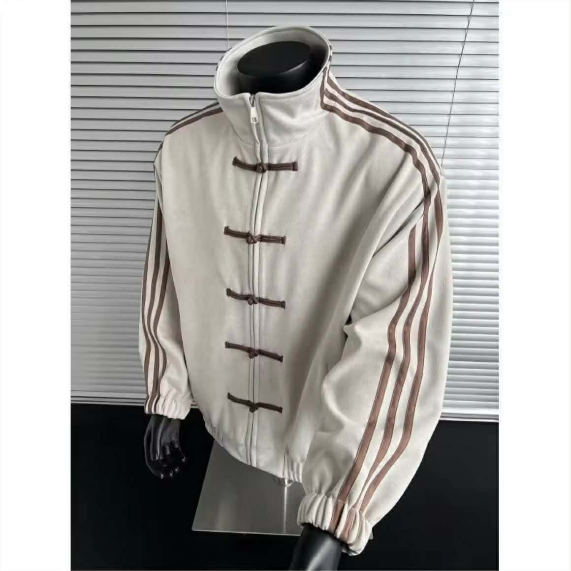 ແຈັກເກັດຄໍຕັ້ງ ລາຍສາມແຖບ  ສະໄຕລ໌ຈີນຮູບແບບໃໝ່ ສຳລັບລະດູໃບໄມ້ຫຼົ່ນ, ແຈັກເກັດຄໍຕັ້ງສະໄຕລ໌ຈີນໂບຮານ ສຳລັບຜູ້ຊາຍ ແລະ ຜູ້ຍິງ